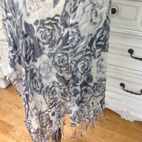 Beautiful Black/Gray/White Floral Wrap - Picture 2 of 5
